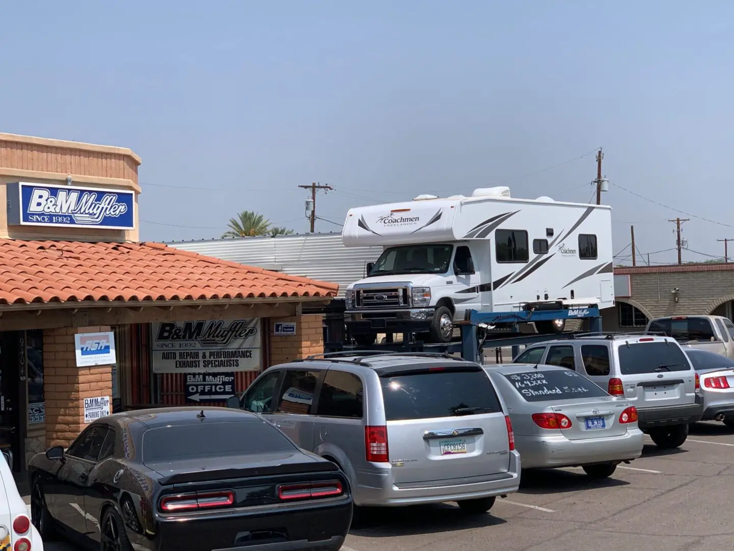 A group of cars parked in front of a building.